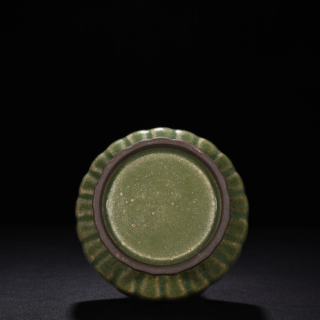 Song Dynasty Longquan kiln plum celadon glaze fluted plate mouth vase