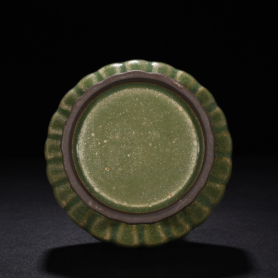 Song Dynasty Longquan kiln plum celadon glaze fluted plate mouth vase