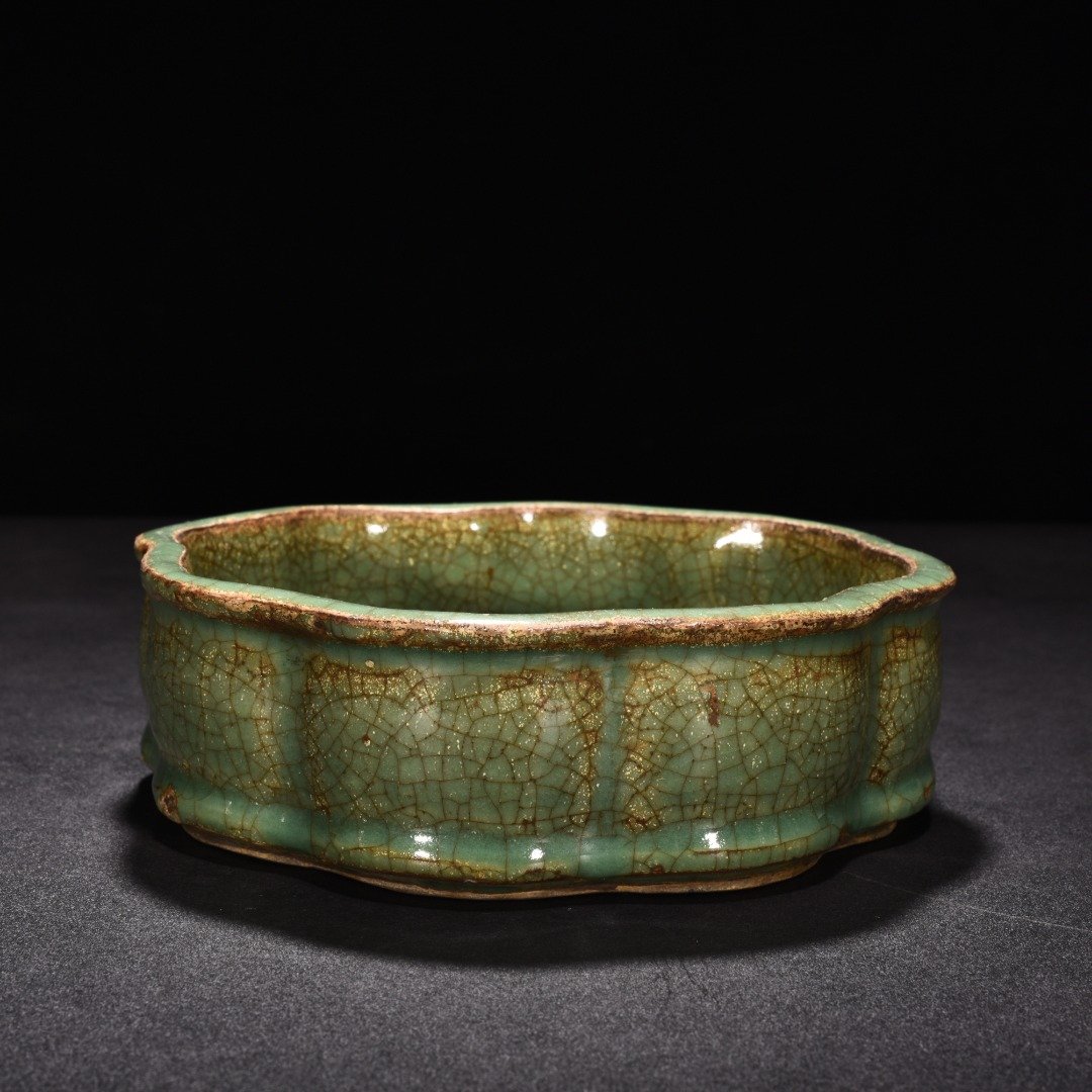Song Dynasty Longquan Kiln Plum celadon glaze and begonia style washer