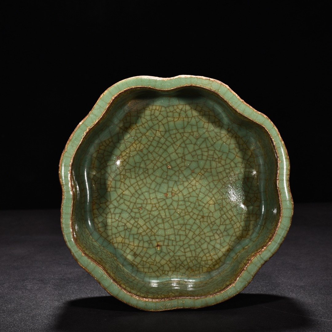 Song Dynasty Longquan Kiln Plum celadon glaze and begonia style washer