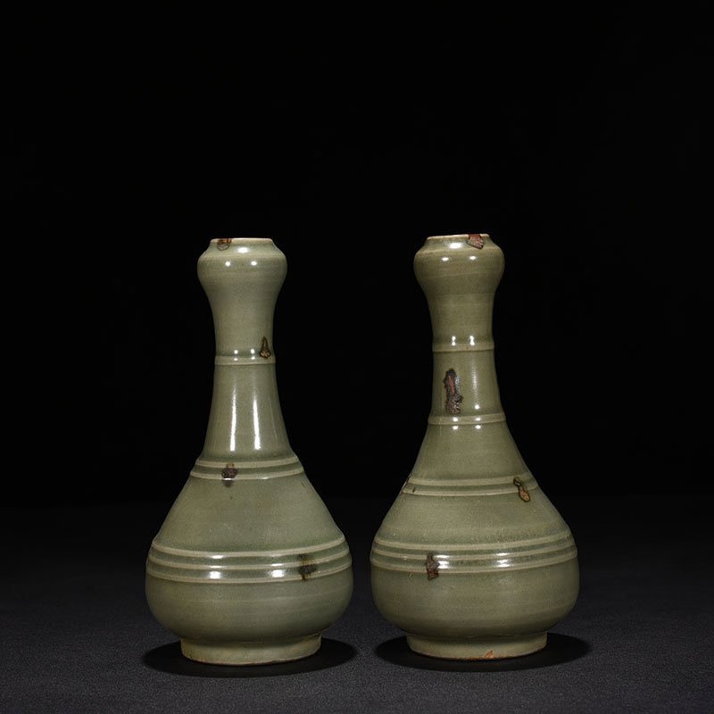 Song Dynasty Longquan kiln plum green glaze speckled garlic vase