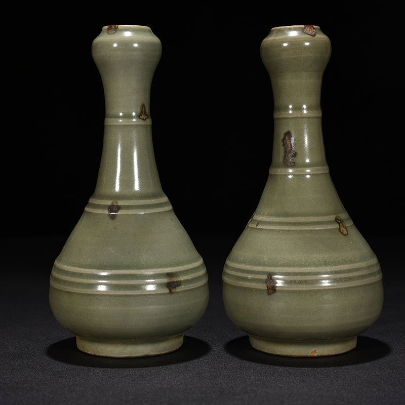 Song Dynasty Longquan kiln plum green glaze speckled garlic vase