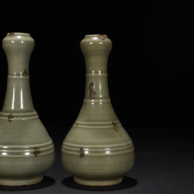 Song Dynasty Longquan kiln plum green glaze speckled garlic vase