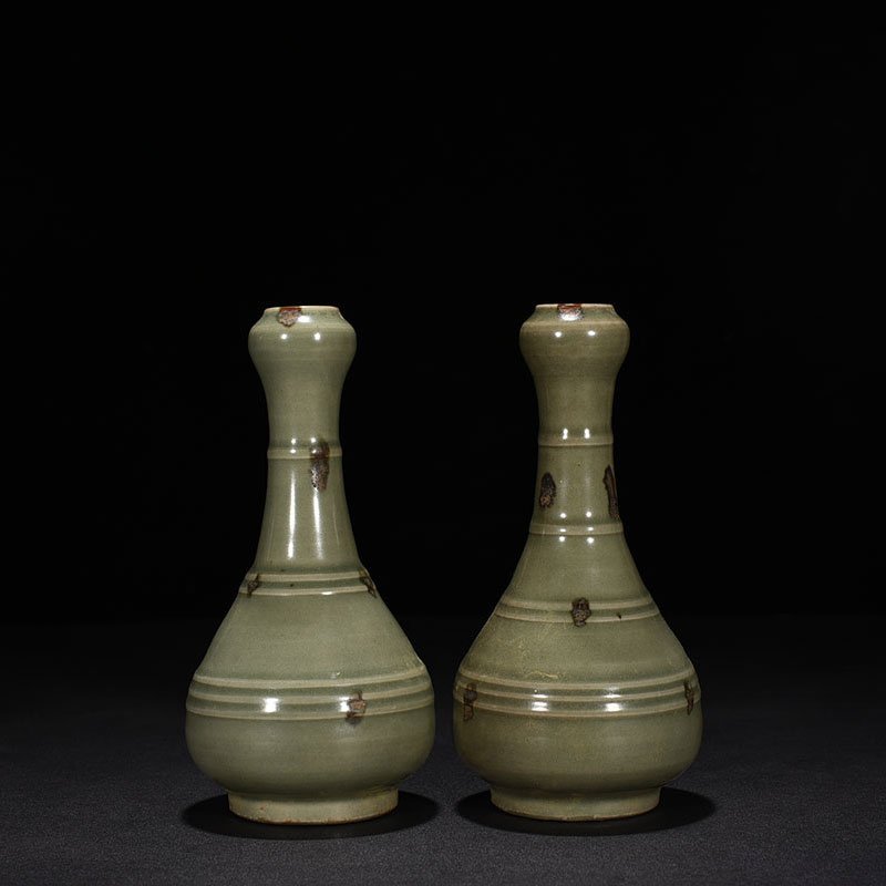 Song Dynasty Longquan kiln plum green glaze speckled garlic vase