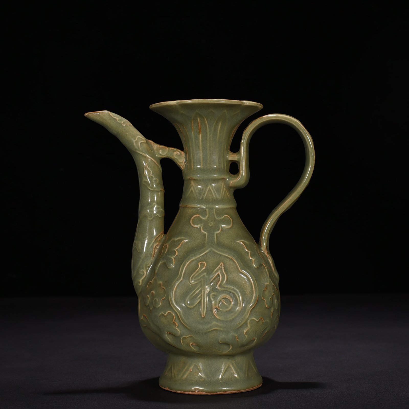 Song Dynasty Longquan kiln plum green glaze Fushou ewer