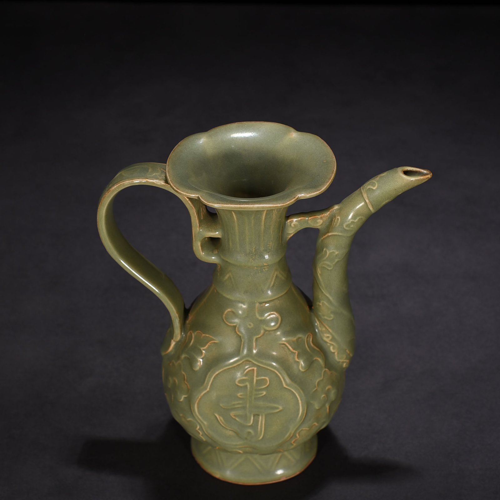 Song Dynasty Longquan kiln plum green glaze Fushou ewer