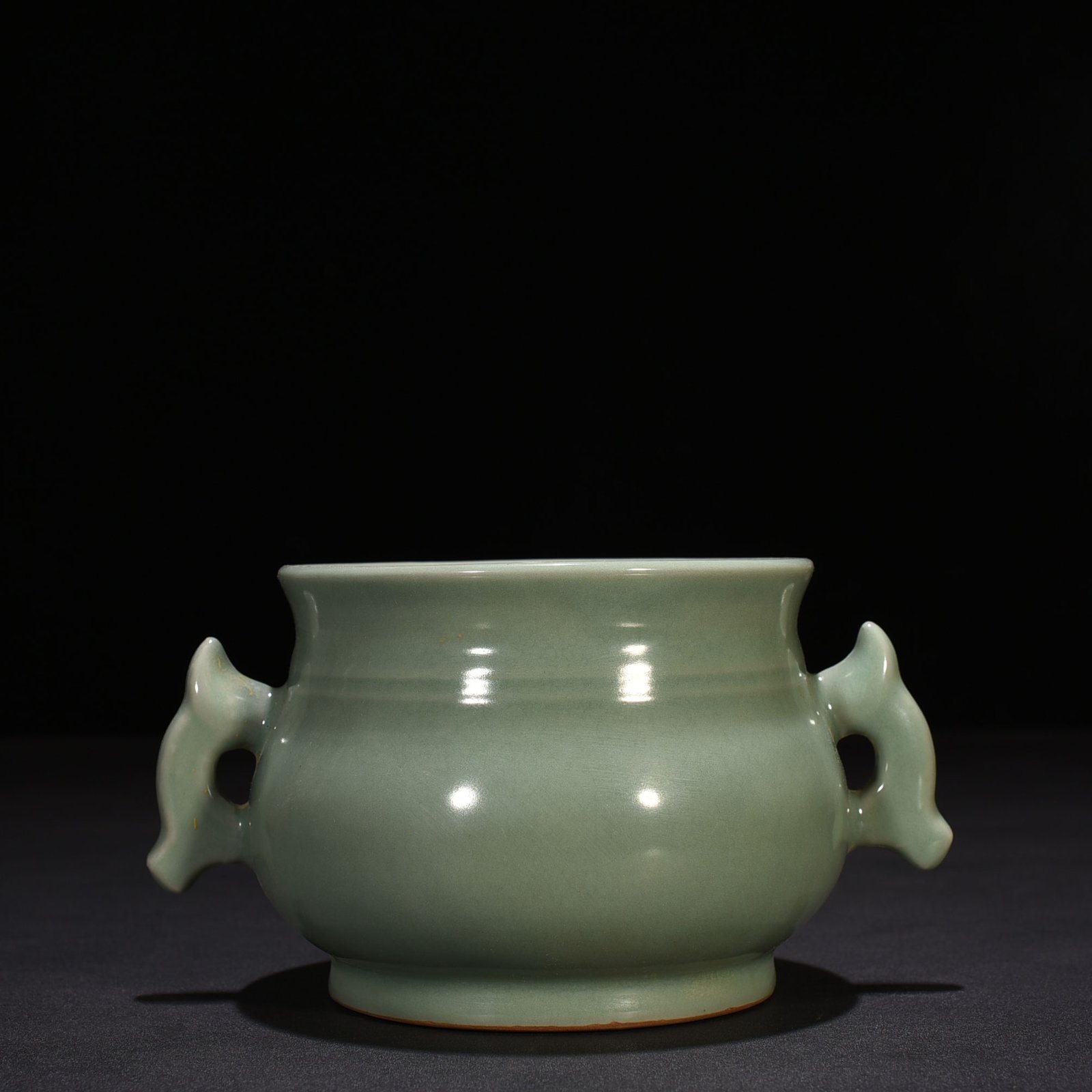 Song Dynasty Longquan kiln plum celadon glaze Gui furnace