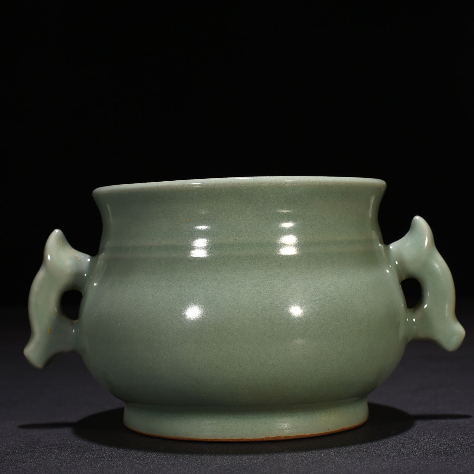 Song Dynasty Longquan kiln plum celadon glaze Gui furnace
