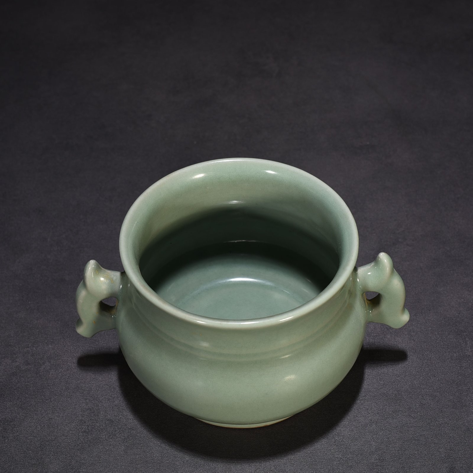 Song Dynasty Longquan kiln plum celadon glaze Gui furnace