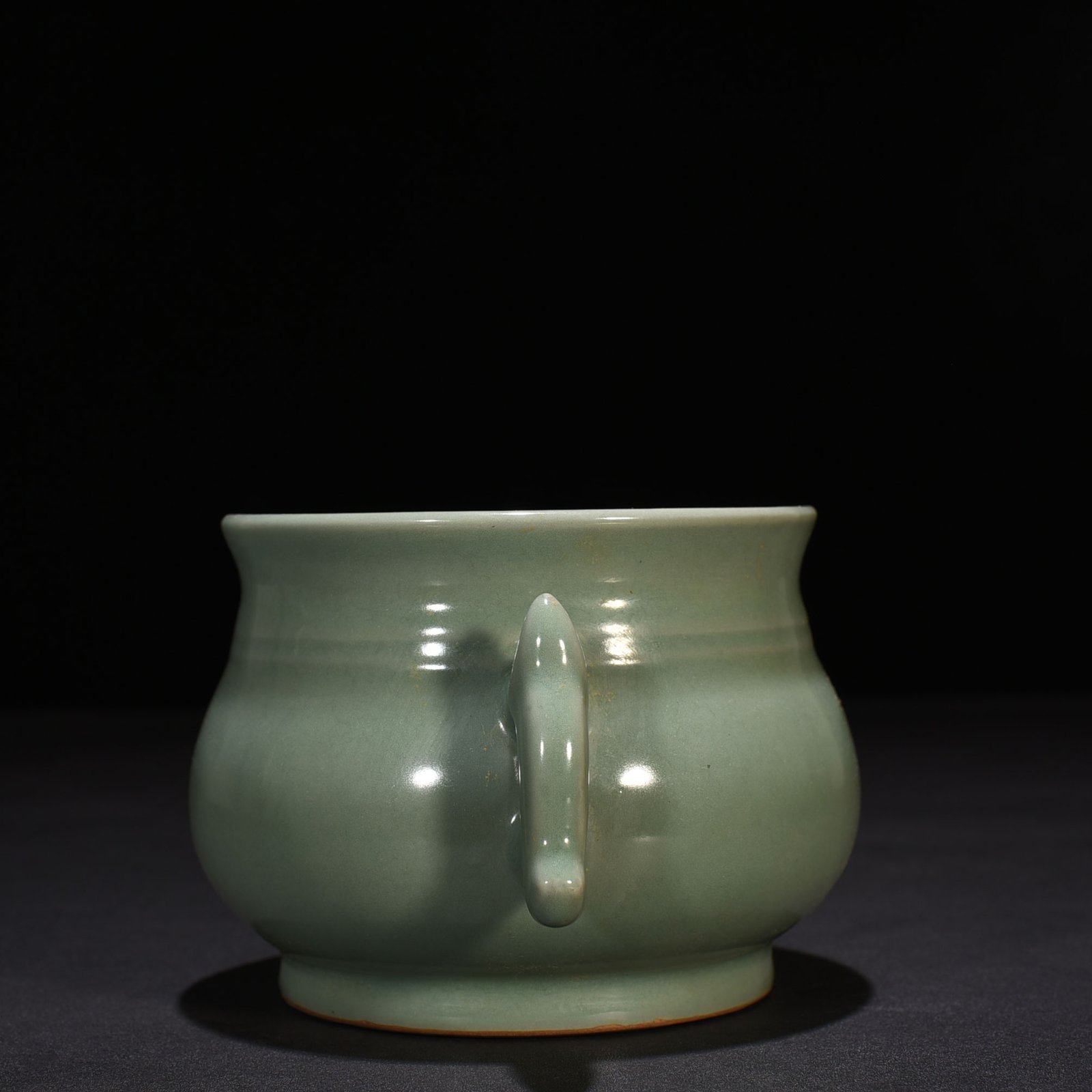 Song Dynasty Longquan kiln plum celadon glaze Gui furnace