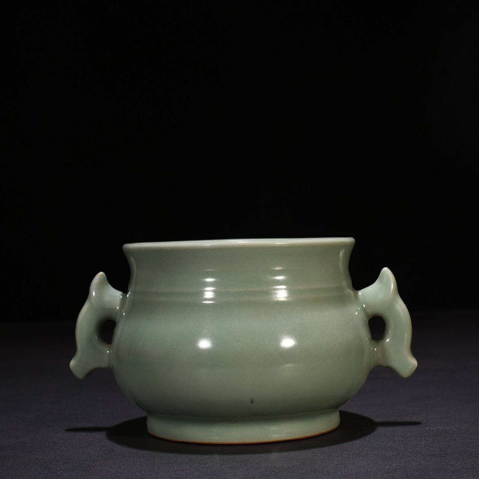 Song Dynasty Longquan kiln plum celadon glaze Gui furnace