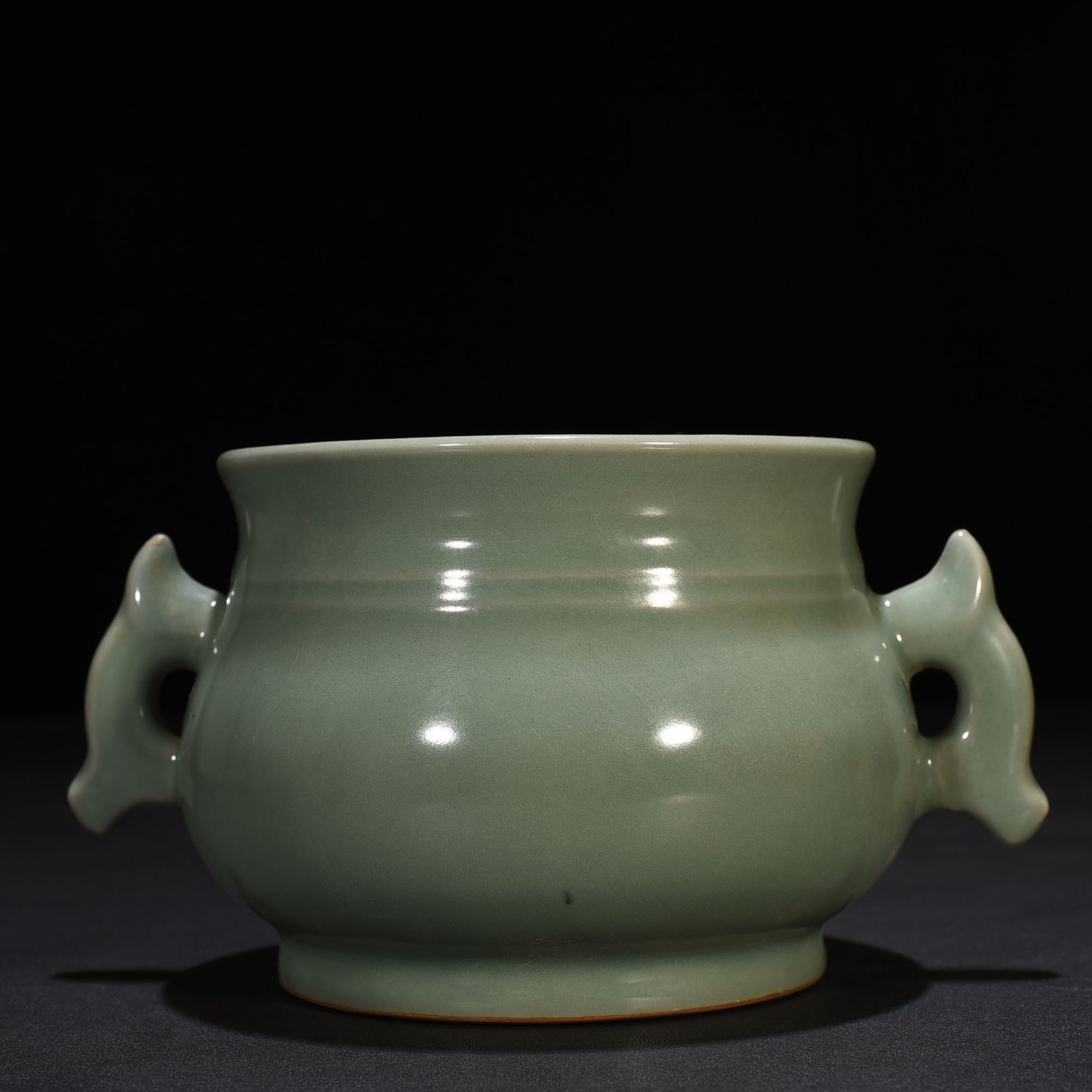 Song Dynasty Longquan kiln plum celadon glaze Gui furnace