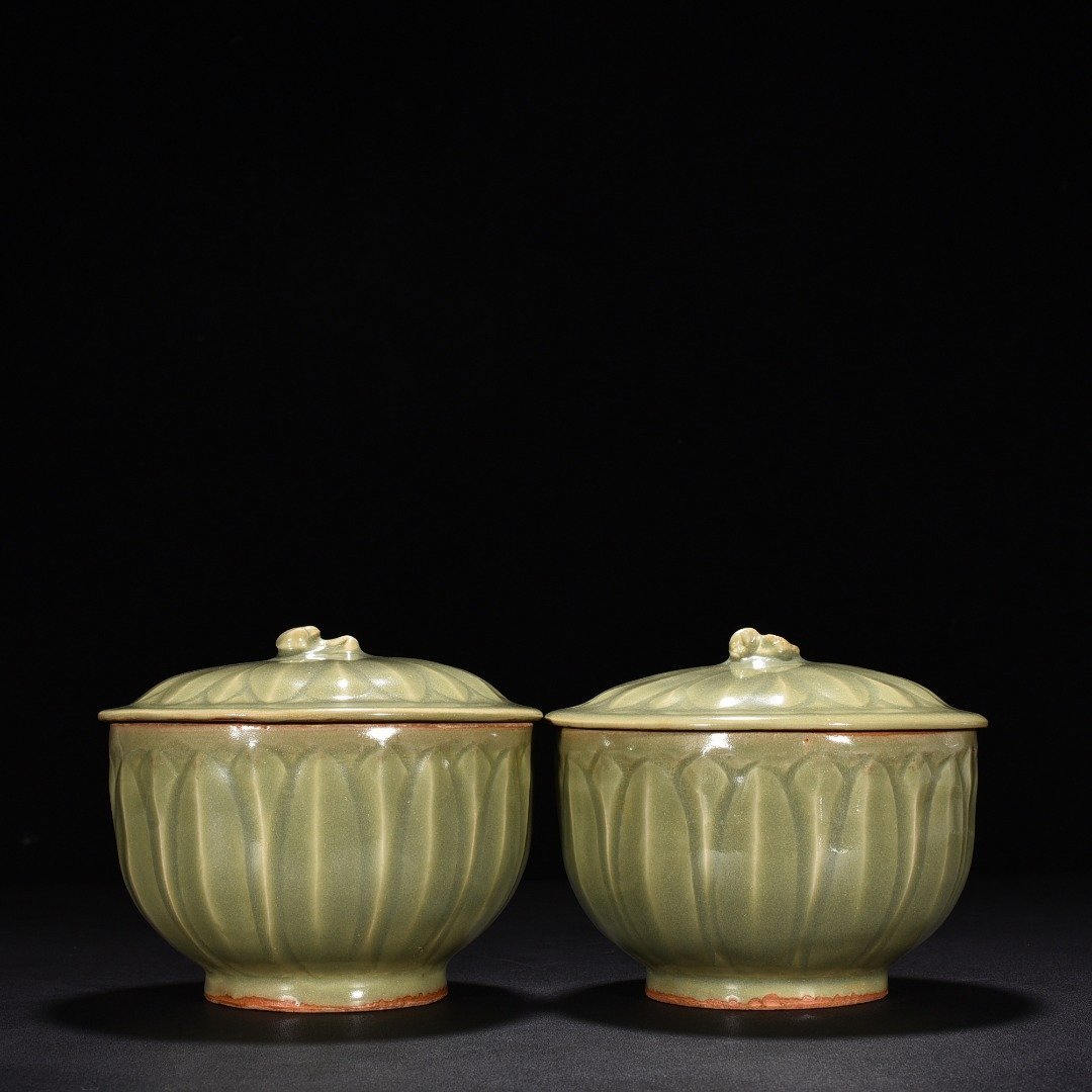 Song Dynasty Longquan kiln plum celadon-glazed bowl with banana leaf pattern