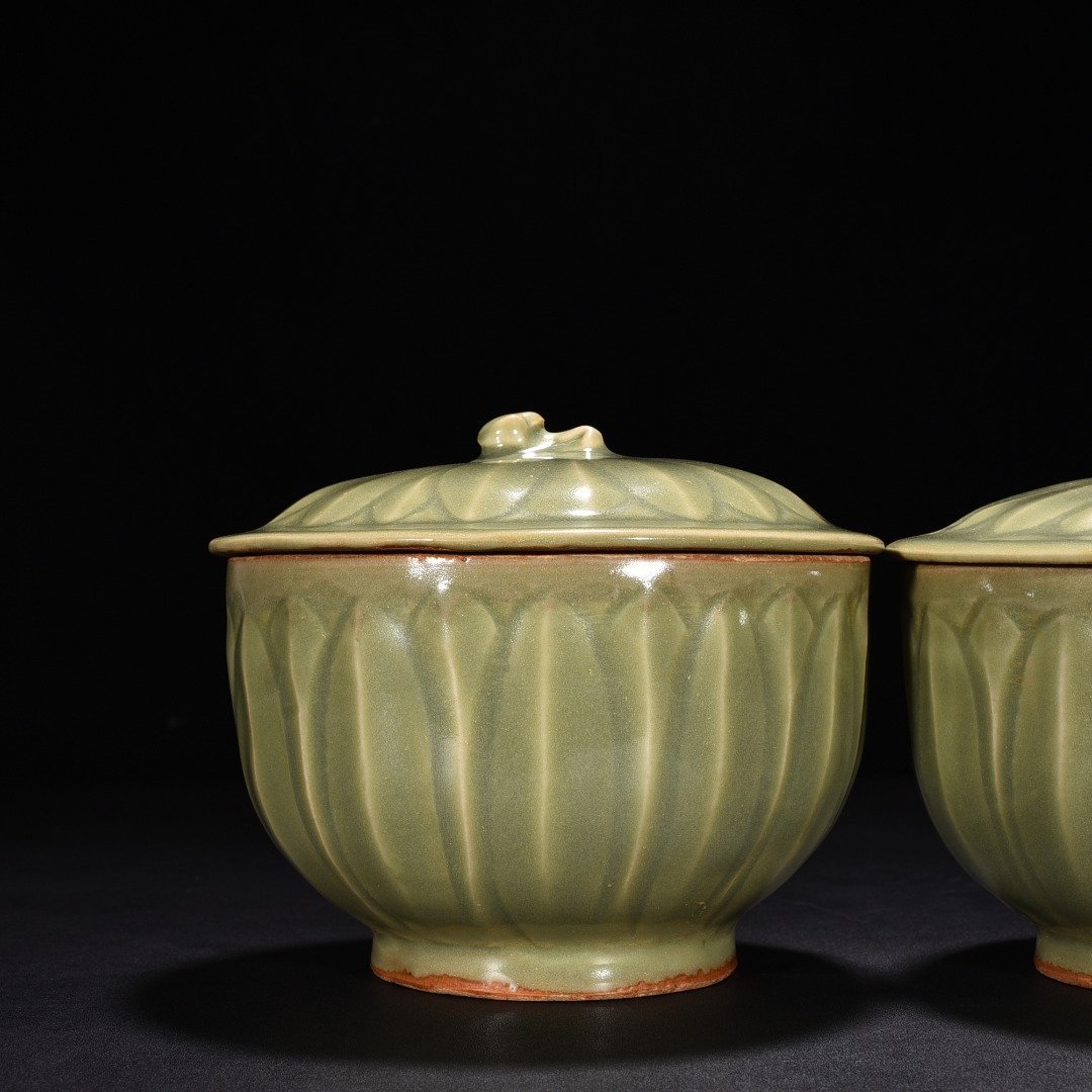 Song Dynasty Longquan kiln plum celadon-glazed bowl with banana leaf pattern