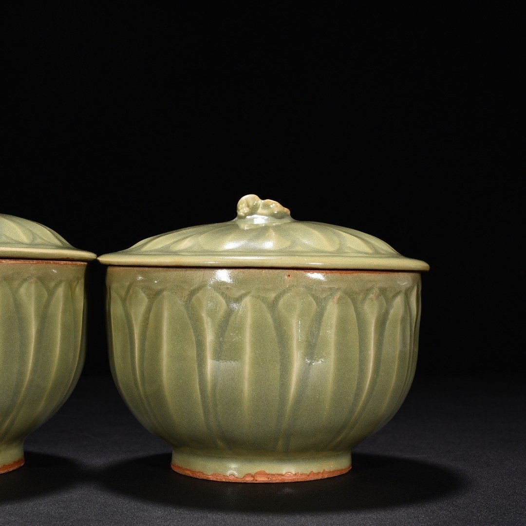Song Dynasty Longquan kiln plum celadon-glazed bowl with banana leaf pattern