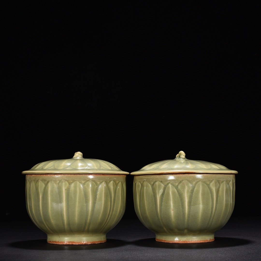 Song Dynasty Longquan kiln plum celadon-glazed bowl with banana leaf pattern