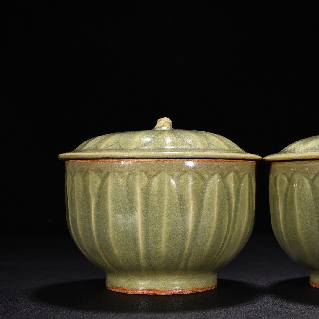 Song Dynasty Longquan kiln plum celadon-glazed bowl with banana leaf pattern