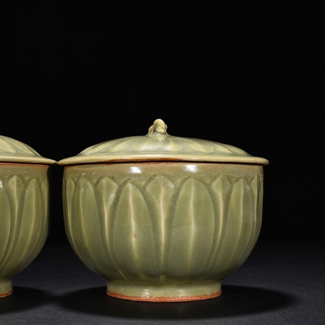 Song Dynasty Longquan kiln plum celadon-glazed bowl with banana leaf pattern