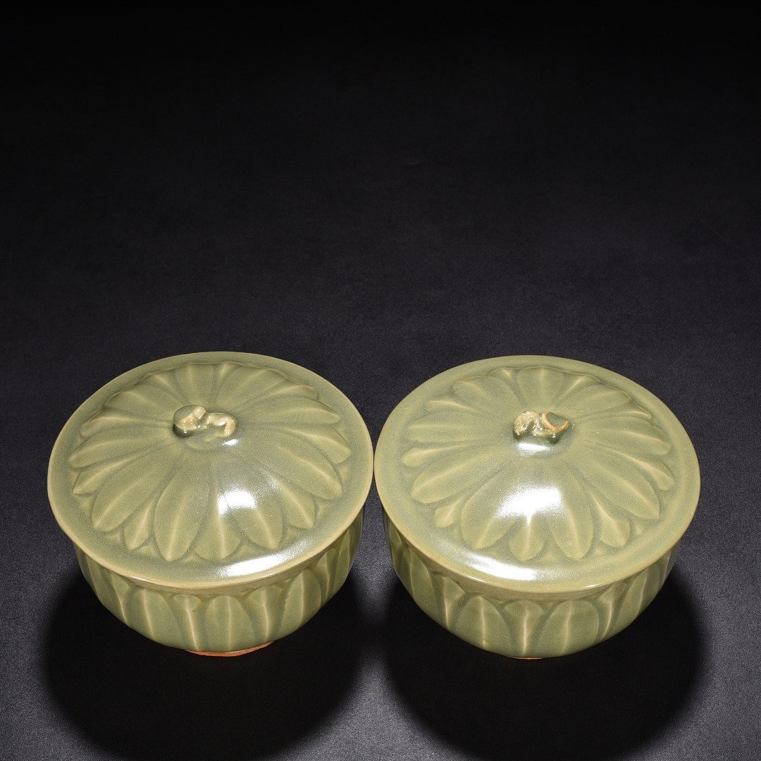 Song Dynasty Longquan kiln plum celadon-glazed bowl with banana leaf pattern
