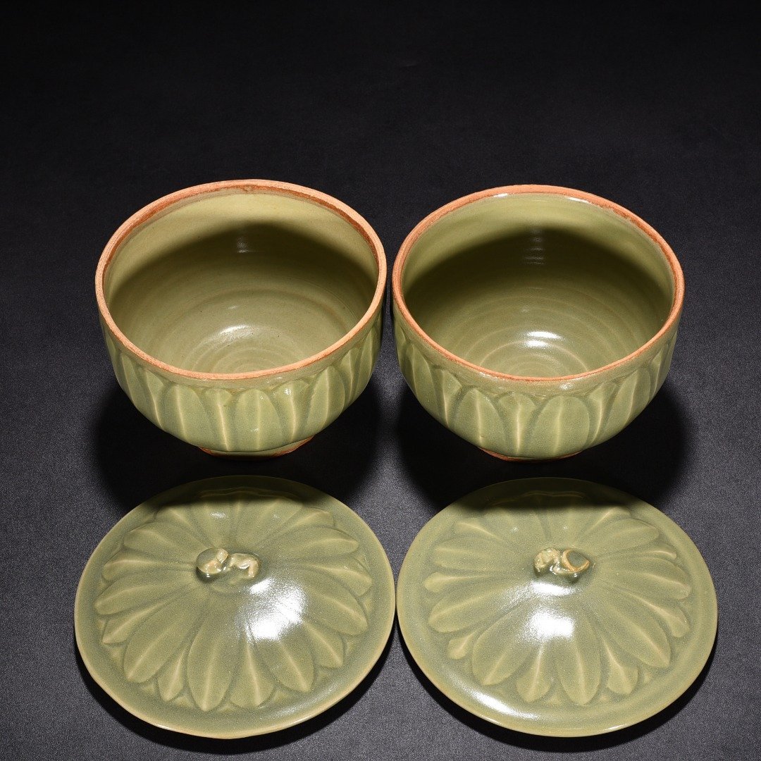 Song Dynasty Longquan kiln plum celadon-glazed bowl with banana leaf pattern