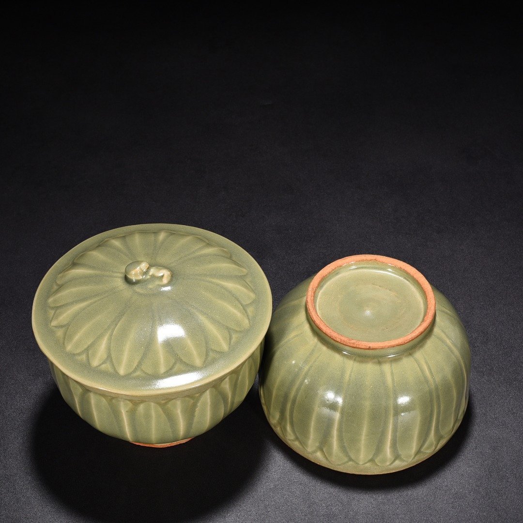 Song Dynasty Longquan kiln plum celadon-glazed bowl with banana leaf pattern