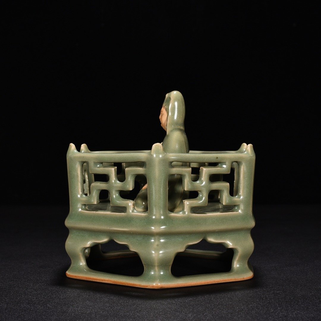 Song Dynasty Longquan kiln plum green glaze Avalokitesvara Bodhisattva