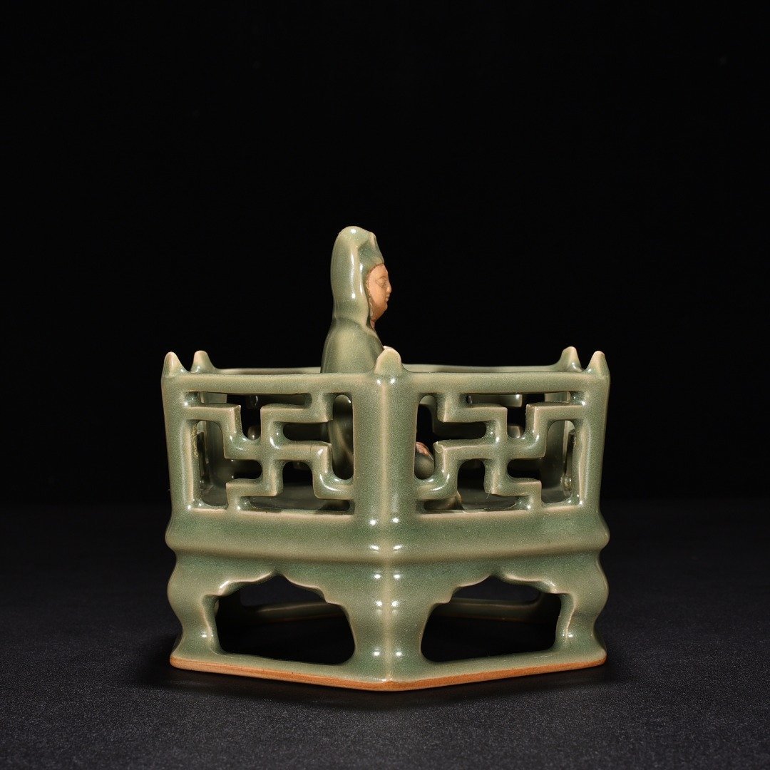 Song Dynasty Longquan kiln plum green glaze Avalokitesvara Bodhisattva