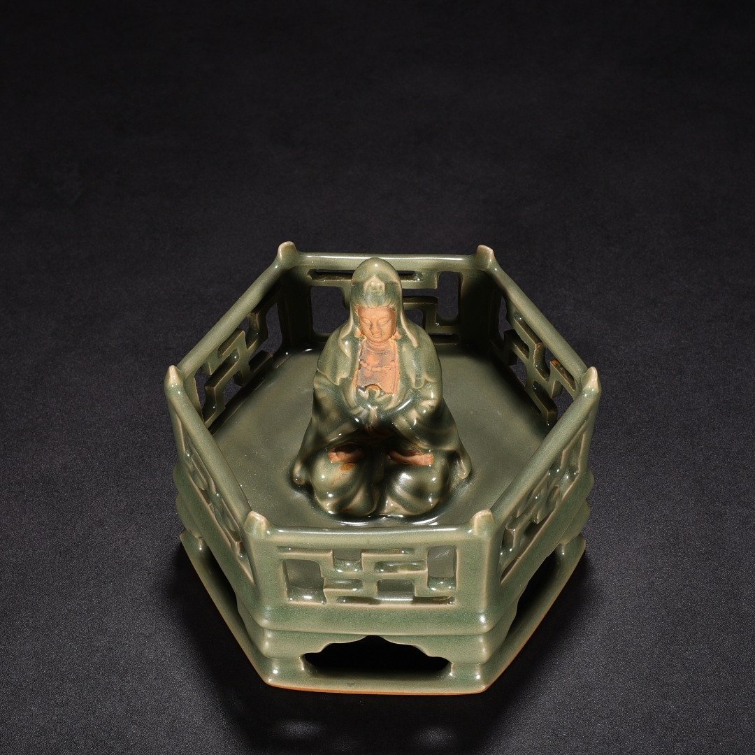 Song Dynasty Longquan kiln plum green glaze Avalokitesvara Bodhisattva