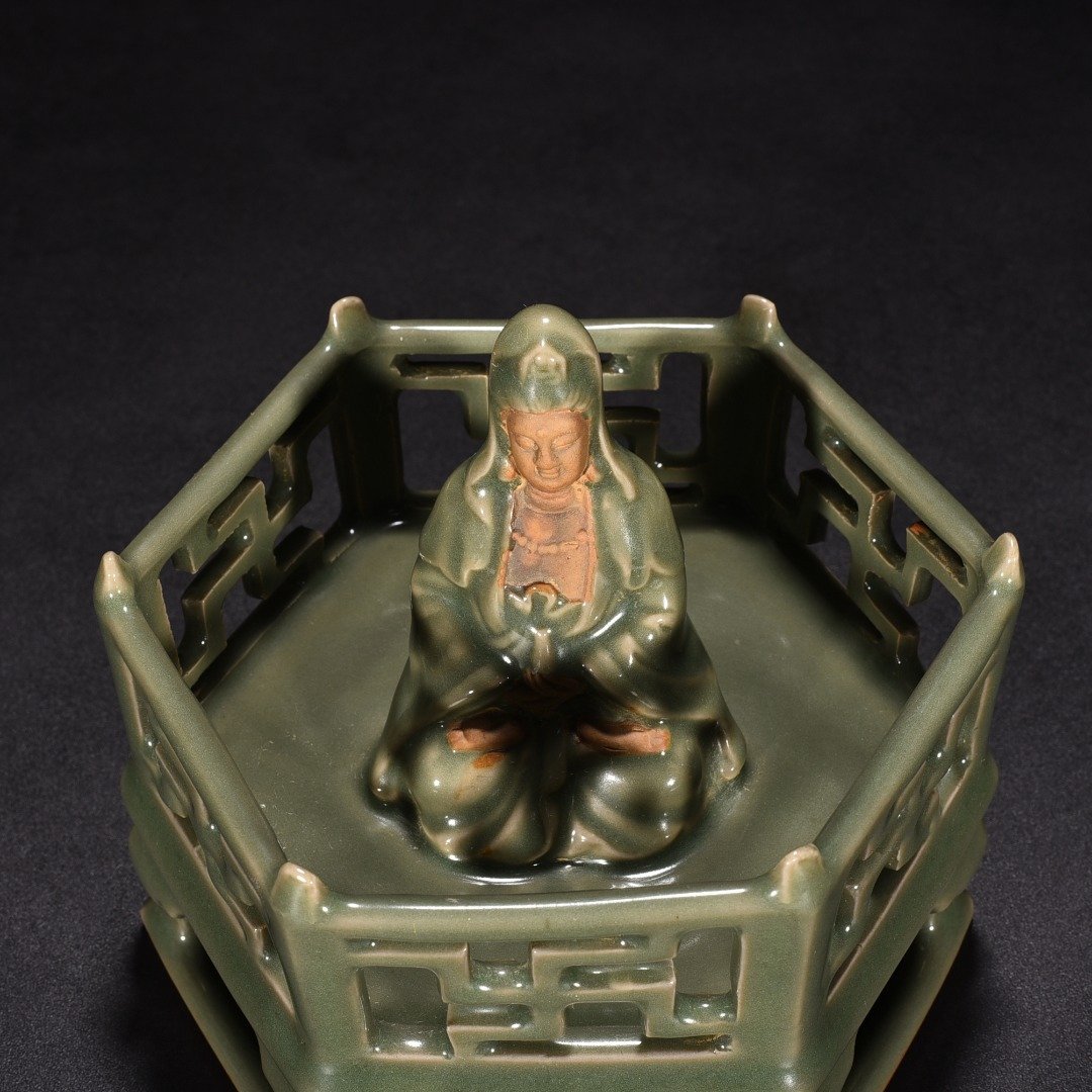 Song Dynasty Longquan kiln plum green glaze Avalokitesvara Bodhisattva