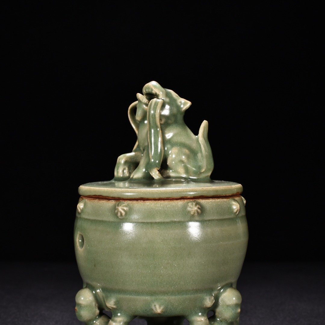 Song Dynasty Longquan kiln plum green glaze hollow lion smoker