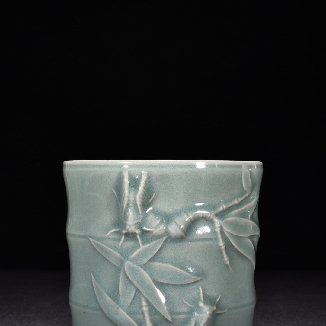 Song Dynasty Longquan kiln pink celadon glaze blockbuster bamboo pen holder