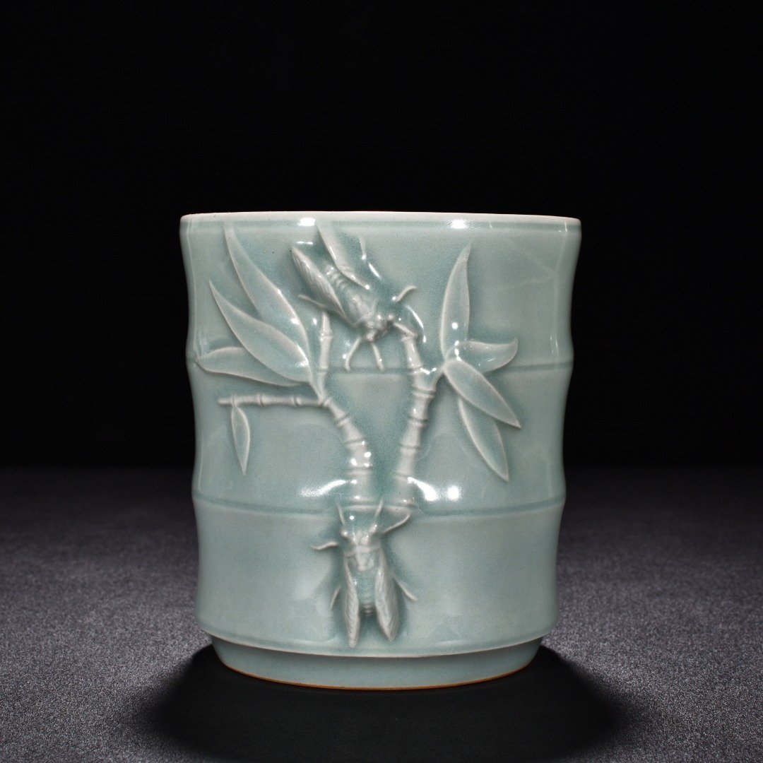 Song Dynasty Longquan kiln pink celadon glaze blockbuster bamboo pen holder