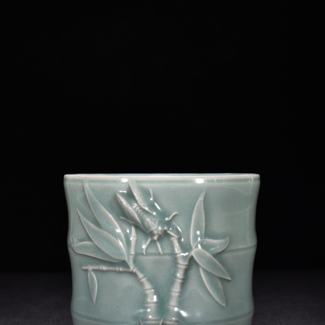 Song Dynasty Longquan kiln pink celadon glaze blockbuster bamboo pen holder