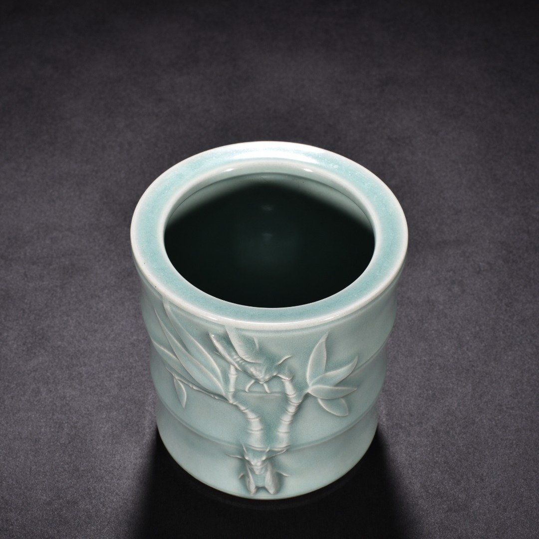 Song Dynasty Longquan kiln pink celadon glaze blockbuster bamboo pen holder