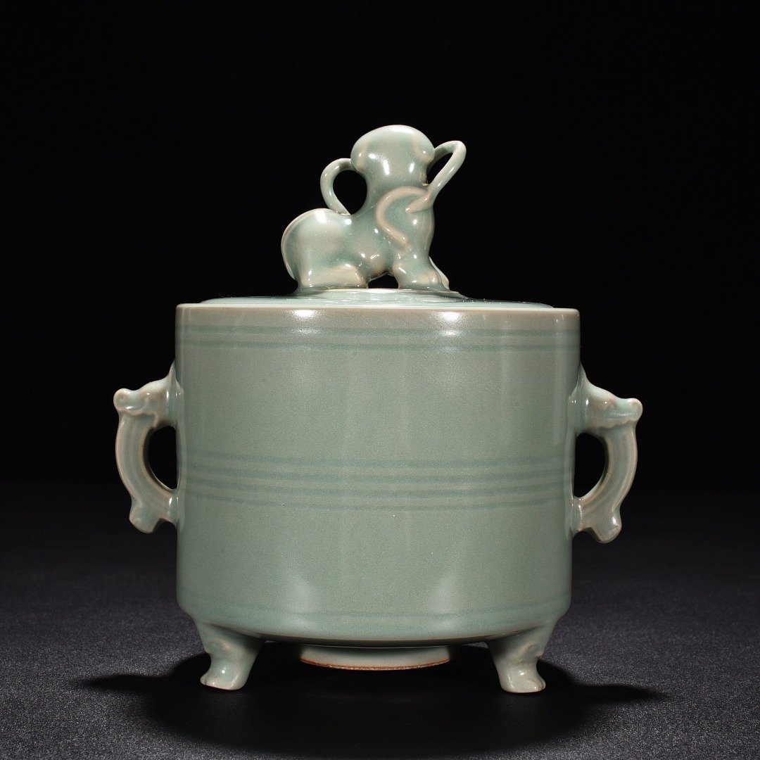 Song Dynasty Longquan kiln pink celadon glaze three-legged and double-eared smoker