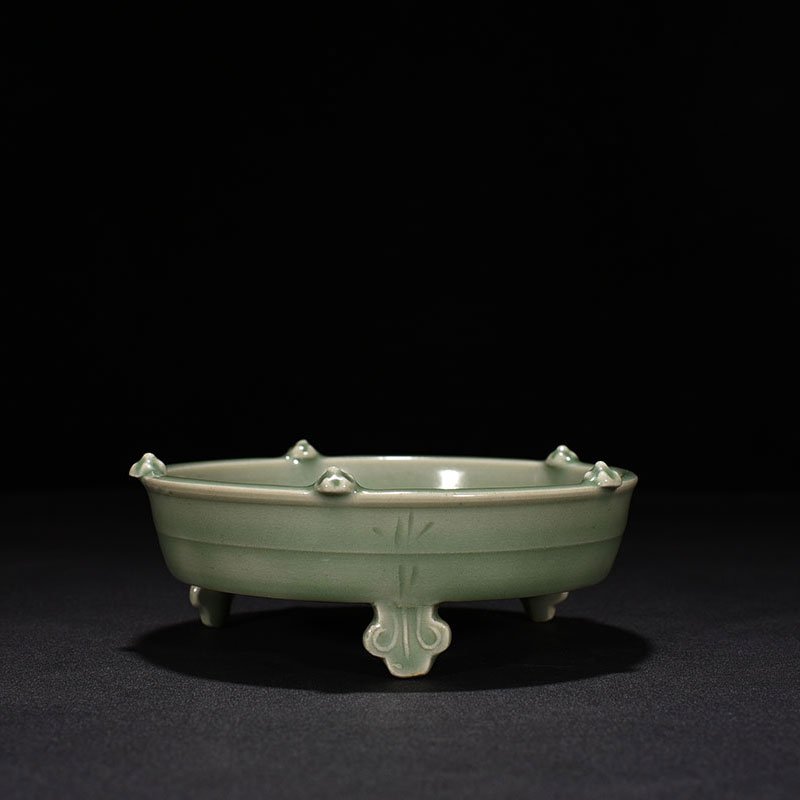 Song Dynasty Longquan kiln pink green glaze three-legged wash