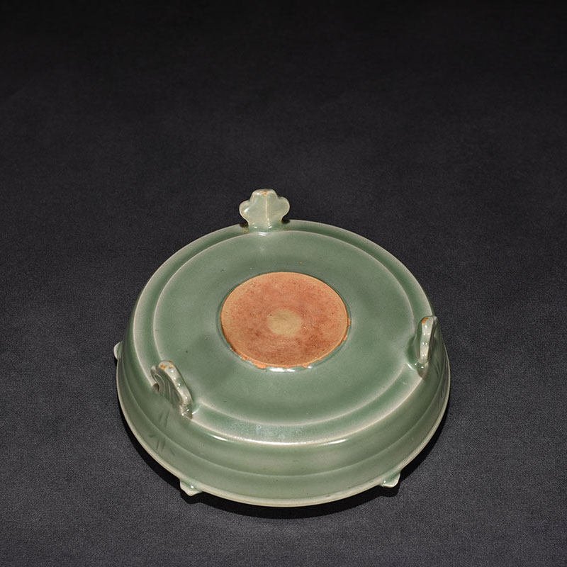 Song Dynasty Longquan kiln pink green glaze three-legged wash