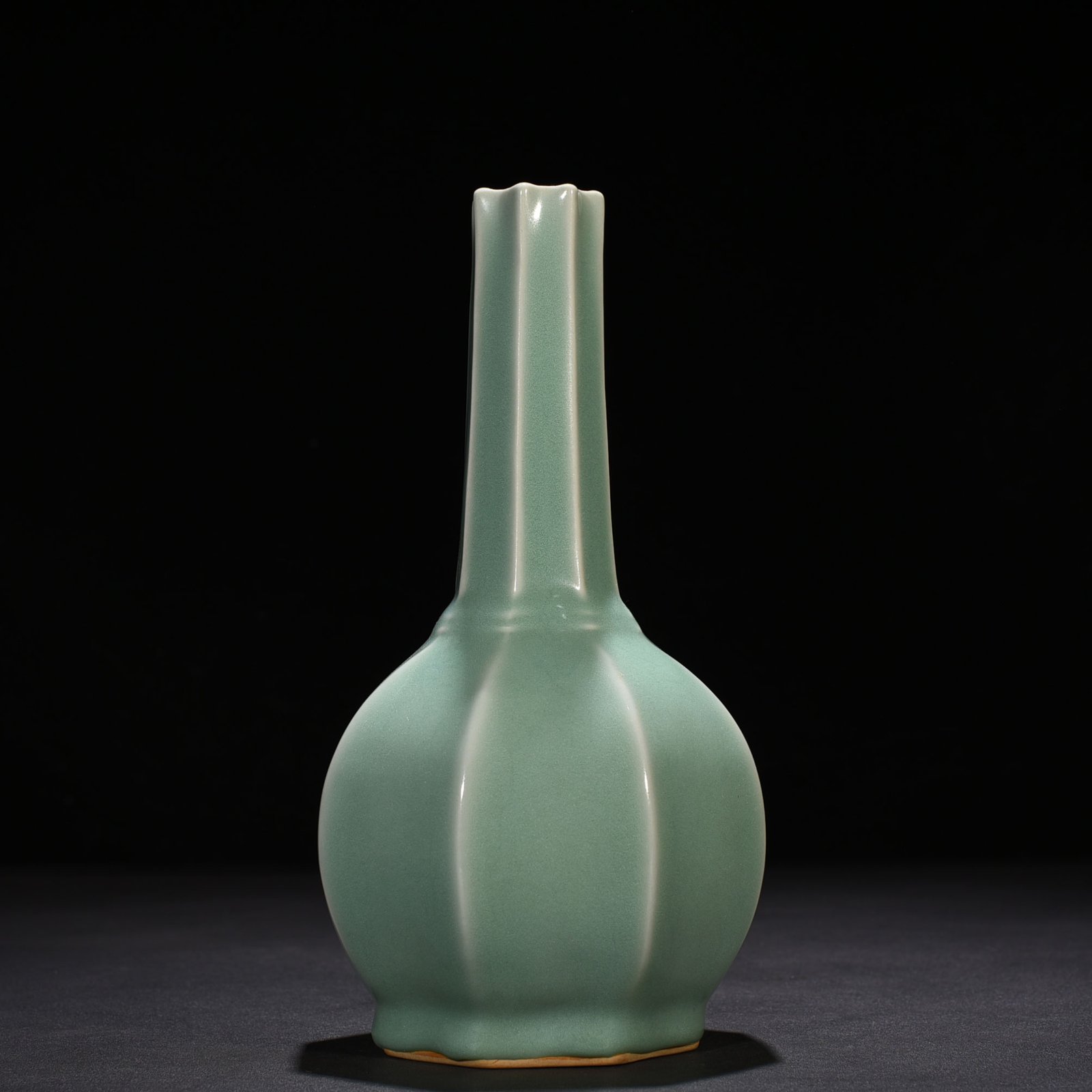 Song Dynasty Longquan kiln pink celadon eight-lined clear bottle