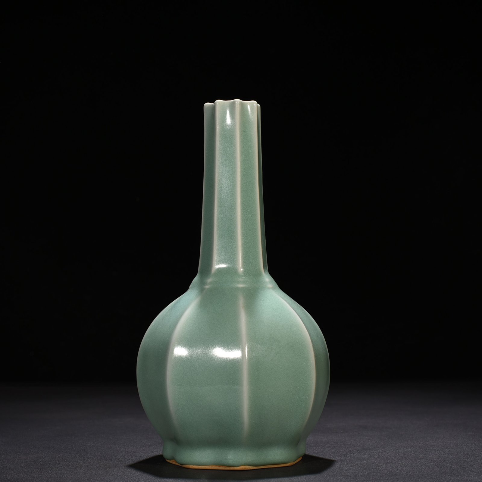 Song Dynasty Longquan kiln pink celadon eight-lined clear bottle