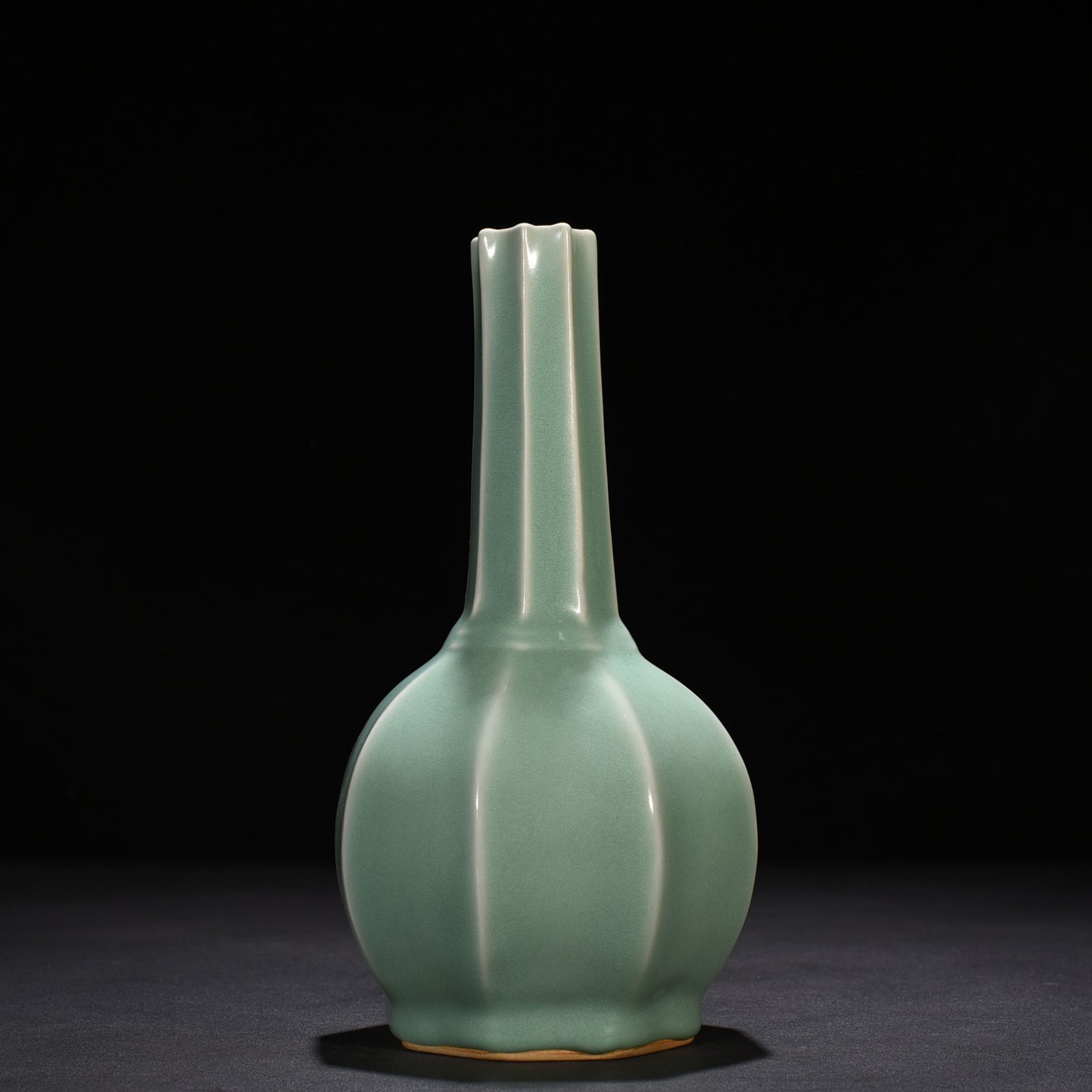 Song Dynasty Longquan kiln pink celadon eight-lined clear bottle