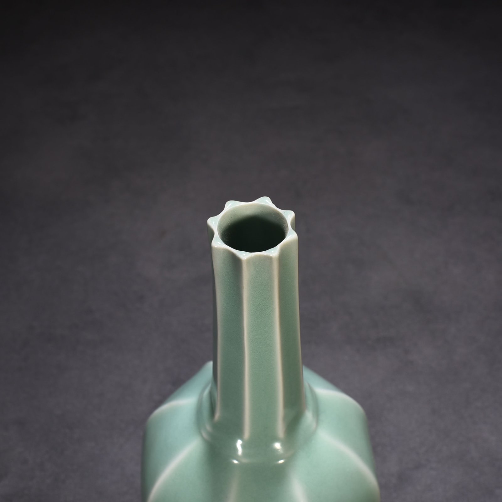 Song Dynasty Longquan kiln pink celadon eight-lined clear bottle
