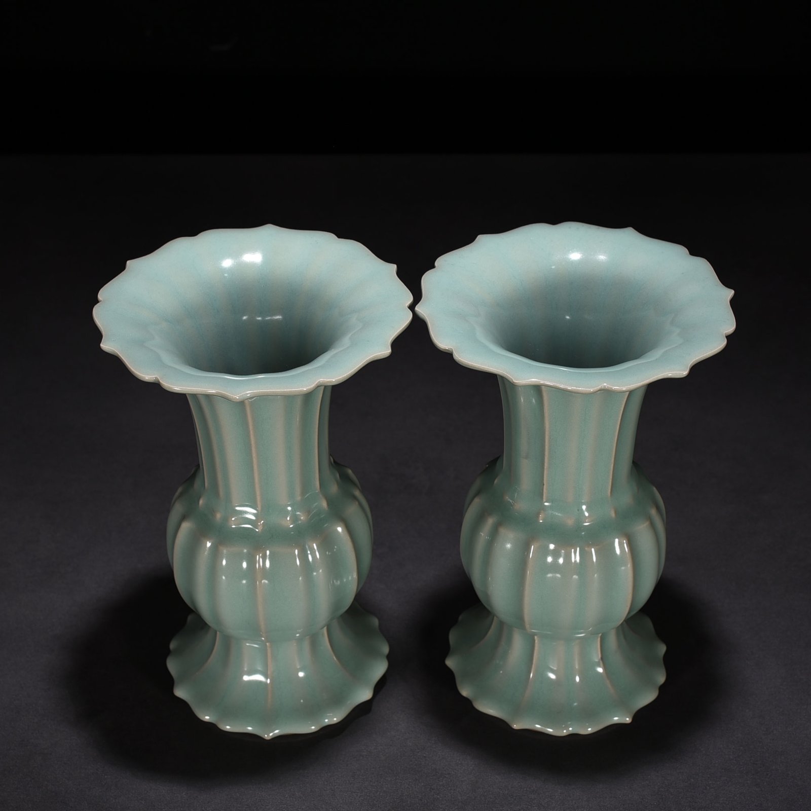 Song Dynasty Longquan kiln pink celadon glaze scraper vase