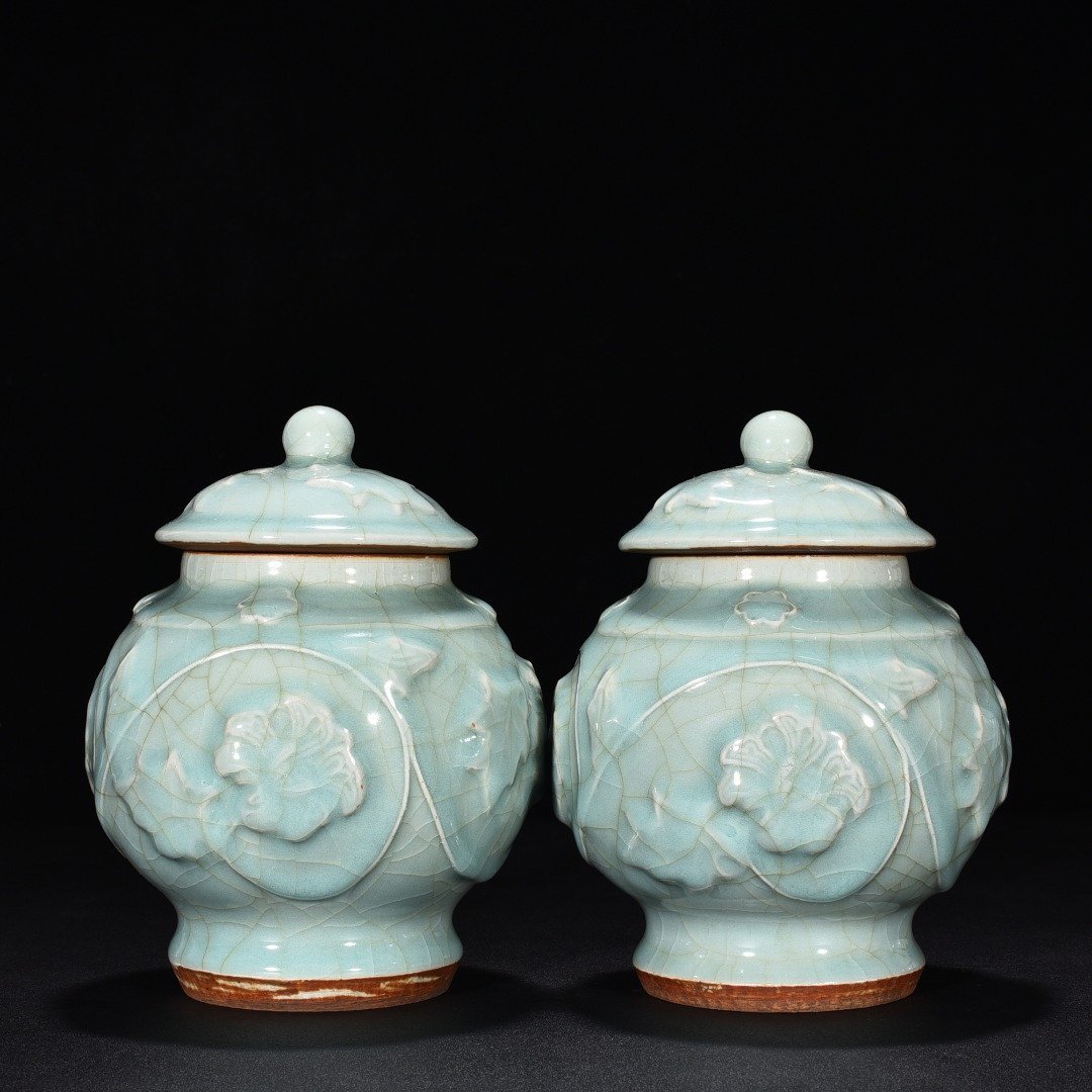 Song Dynasty Longquan kiln pink celadon glaze engraved peony flower pattern lid jar