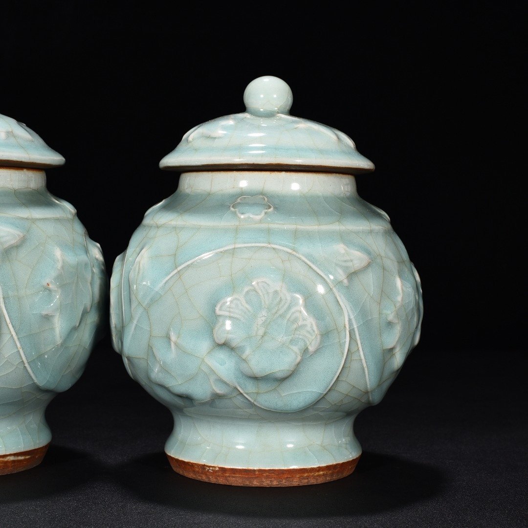 Song Dynasty Longquan kiln pink celadon glaze engraved peony flower pattern lid jar