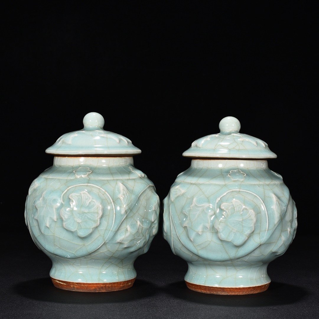 Song Dynasty Longquan kiln pink celadon glaze engraved peony flower pattern lid jar