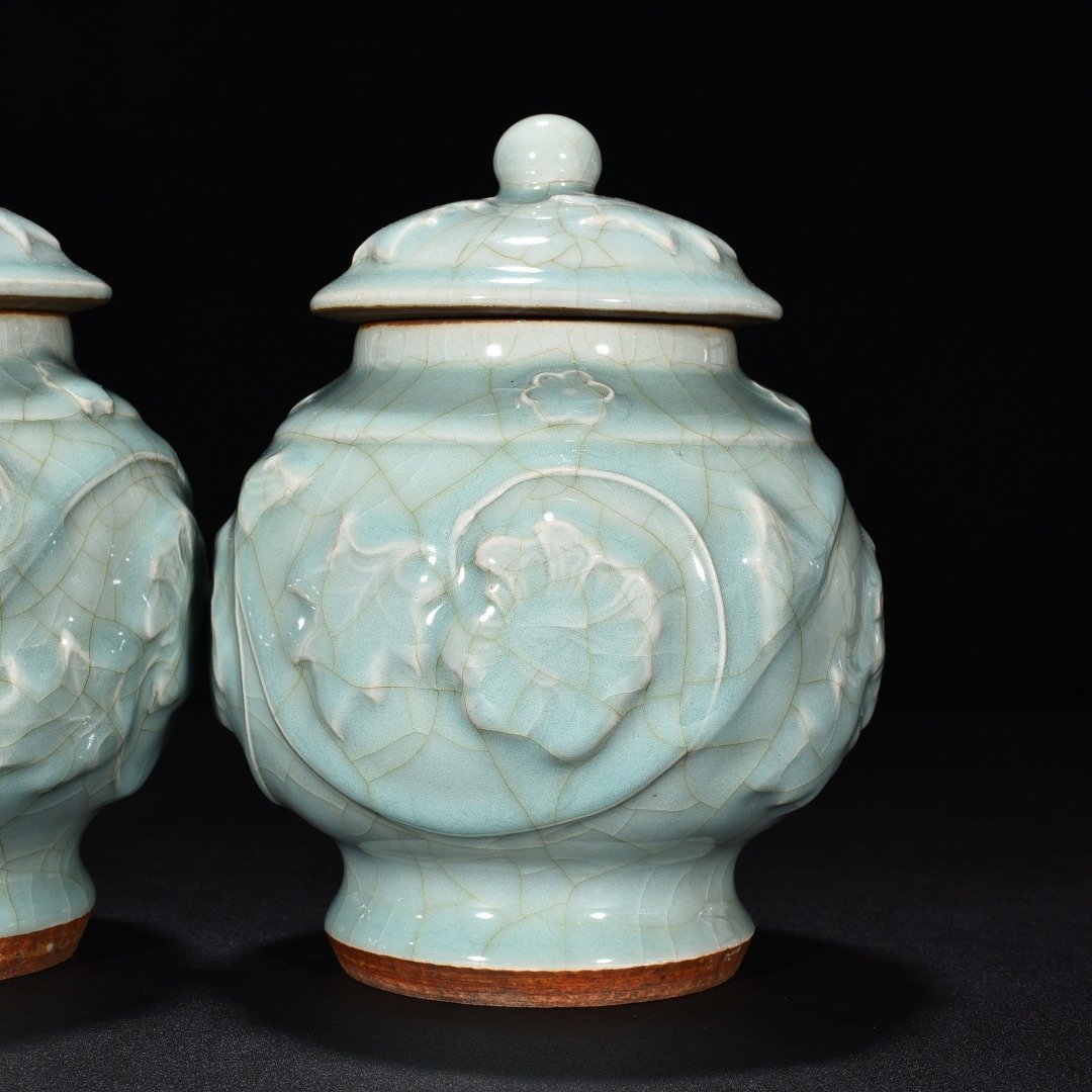 Song Dynasty Longquan kiln pink celadon glaze engraved peony flower pattern lid jar