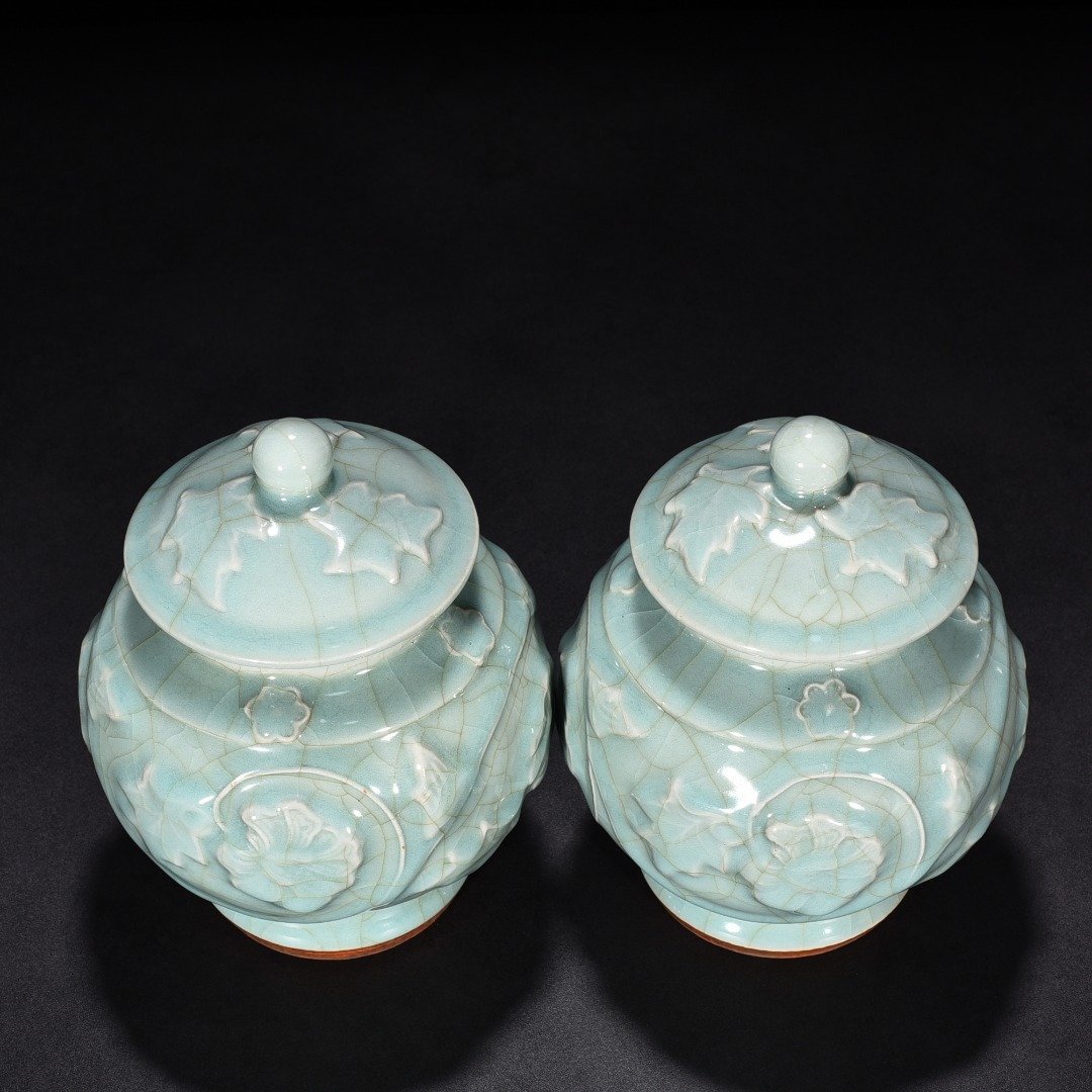 Song Dynasty Longquan kiln pink celadon glaze engraved peony flower pattern lid jar