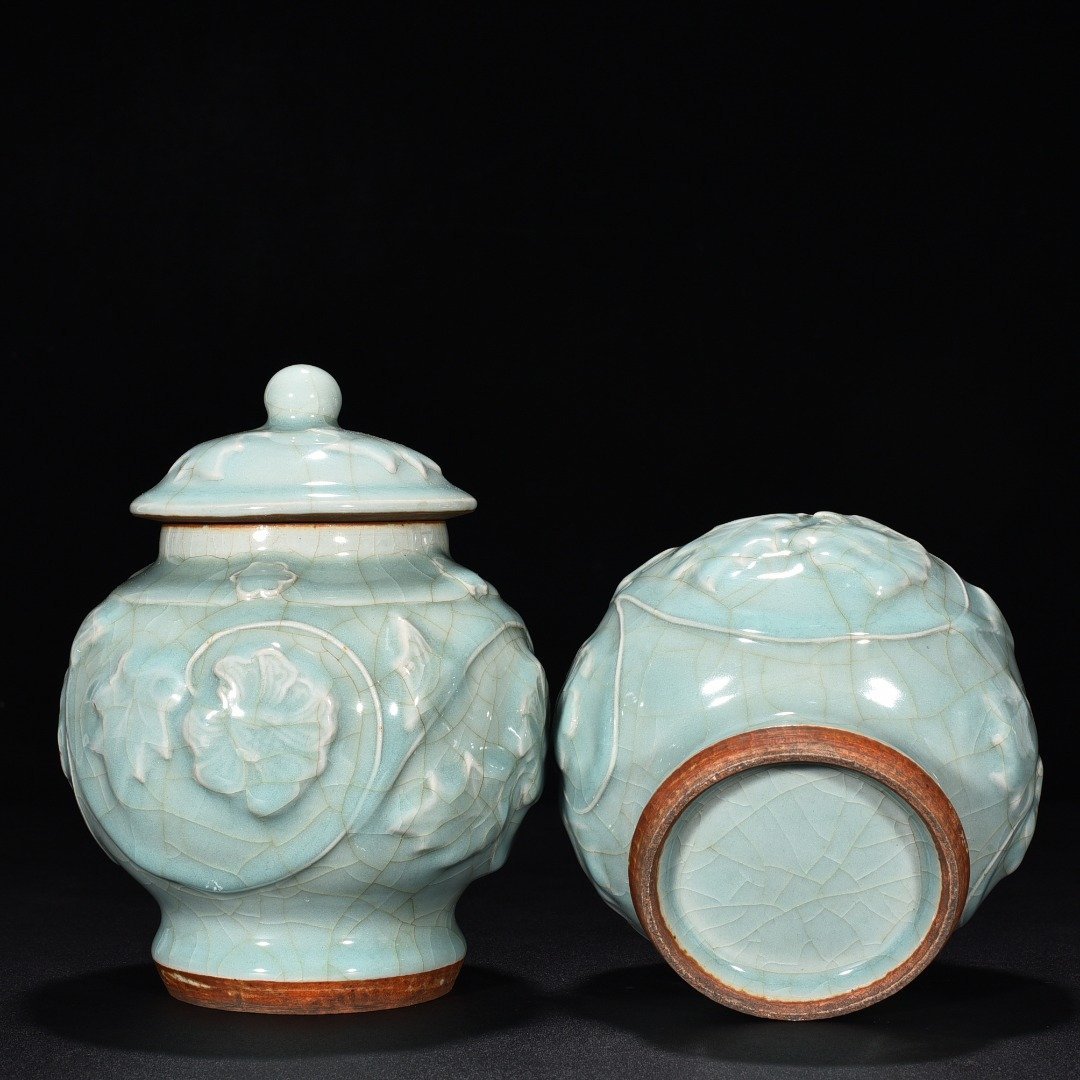 Song Dynasty Longquan kiln pink celadon glaze engraved peony flower pattern lid jar