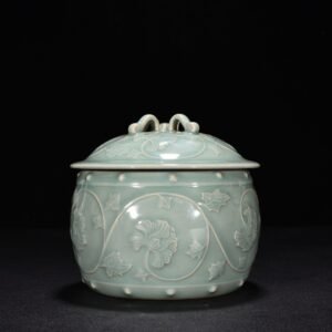 Song Dynasty Longquan kiln pink green glaze engraved flower pattern lid jar