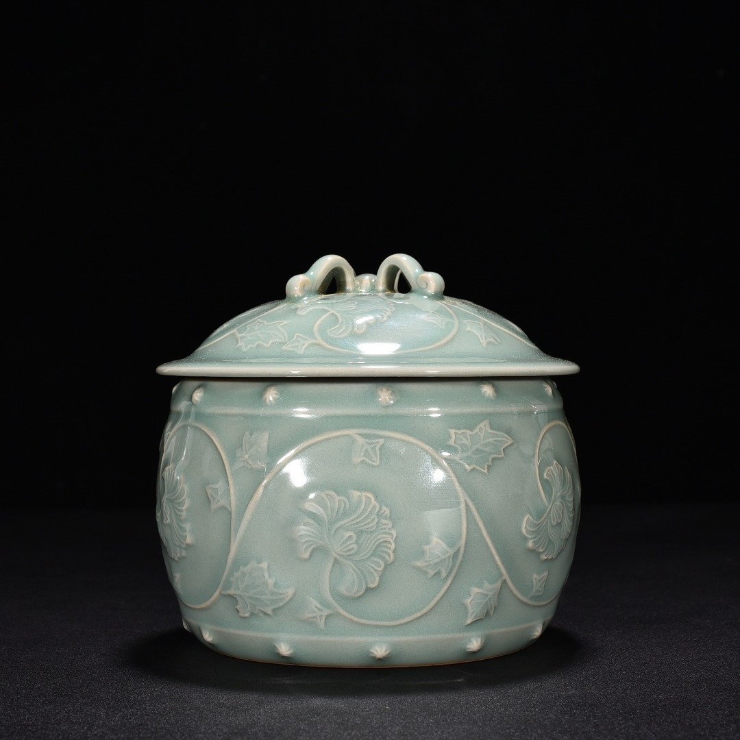 Song Dynasty Longquan kiln pink green glaze engraved flower pattern lid jar